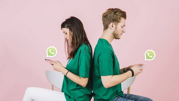 2 Orang Chat Di WhatsApp Messenger
