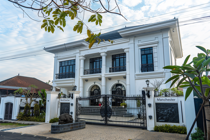 Explore Elegance And Sophistication In This Classic White Mansion